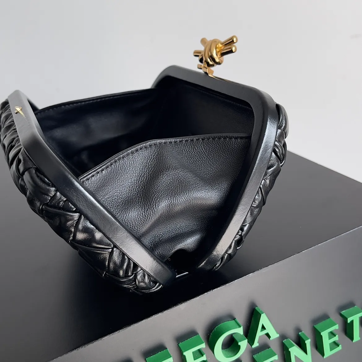 Batch 1860 BV Knot | The classic return of the evening bag. Original leather ➕ Stainless steel hardware ➕ 24k real gold plating ➕ Fully handmade. Those who know the history of our brand should have heard that the knot is a story of Bottega Veneta, and it is also one of the more important design elements. Matthieu Blazy's work this season sublimates Knot's classics, with a new knot design and a woven shoulder strap, plus Fouland Intreccio's weaving technology, adding some fashion to the retro and nostalgic feel of the past. Style number: 717622 Size: 20.5*6*12.5